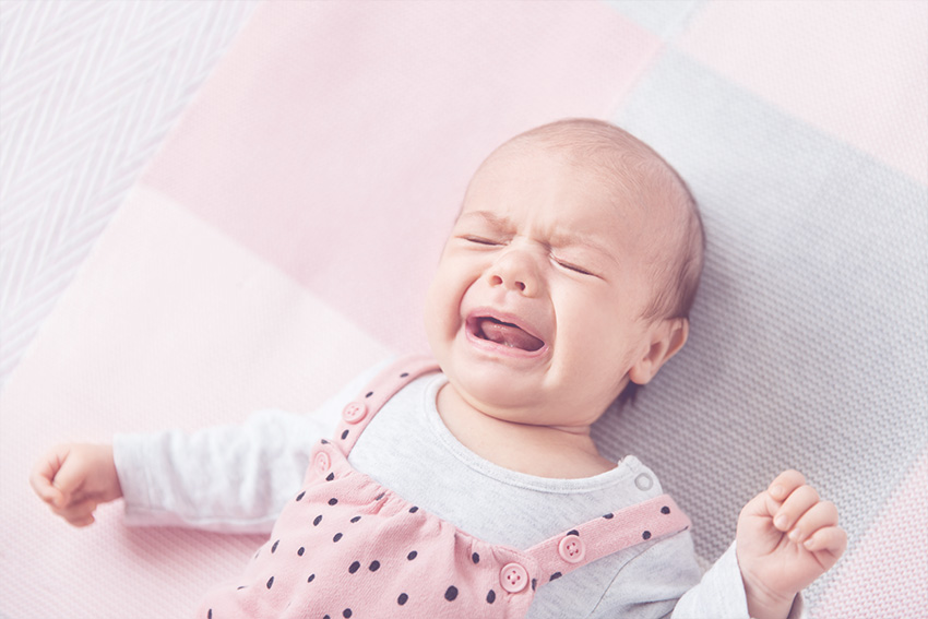 Bébé qui pleure : pourquoi et que faire